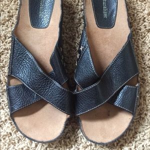 Naturalizer Black pebble leather slide sandals 8M